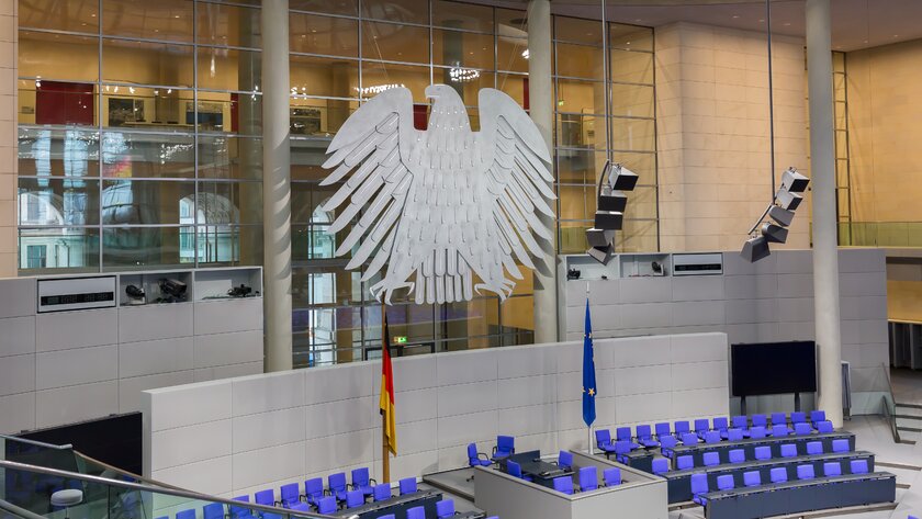 Mit 736 Sitzen bildet der bislang größte deutsche Bundestag das Herzstück der neuen Regierungskoalition.