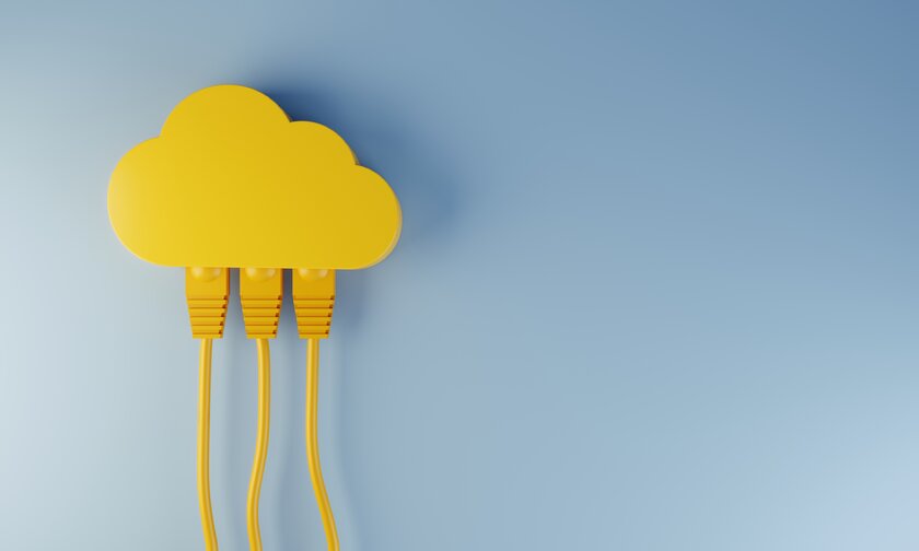 Cloud Computing Symbol mit Netzwerkkabel auf blauem Hintergrund