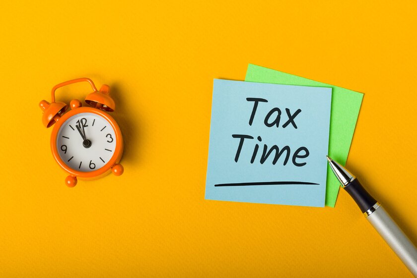 Post-It-Notiz über die Notwendigkeit, Steuererklärungsformulare rechtzeitig einzureichen