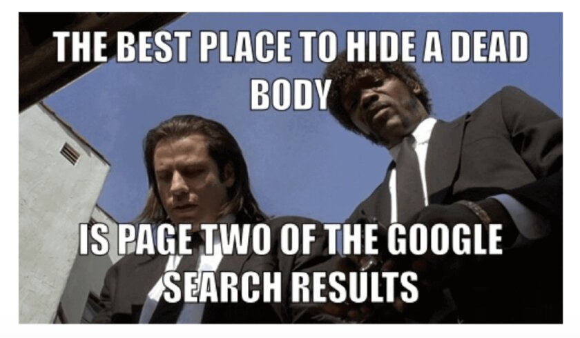 Szene aus Pulp Fiction mit John Travolta und Samuel Jackson, die in einen Kofferraum blicken. Darüber steht geschrieben, der beste Ort, um eine Leiche verschwinden zu lassen, ist Seite 2 in den Suchergebnissen. 