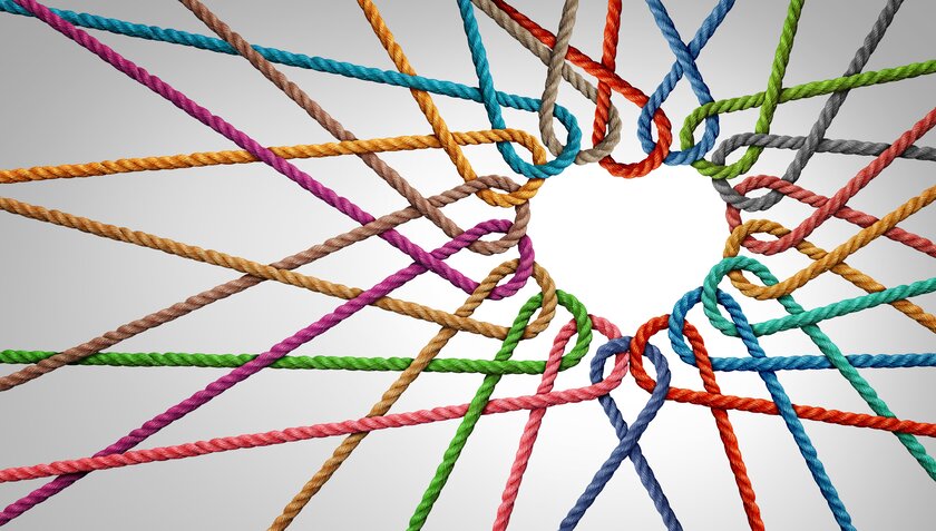 Verschiedene Seile verbinden sich miteinander und formen eine Herzstruktur.