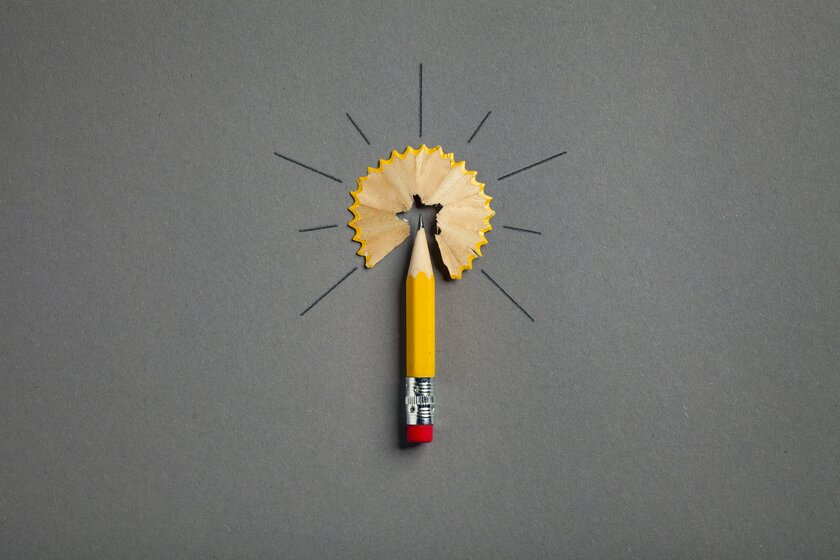 Angespitzter Bleistift als Glühbirne für Konzept der Kreativität und Ideenreichtum.