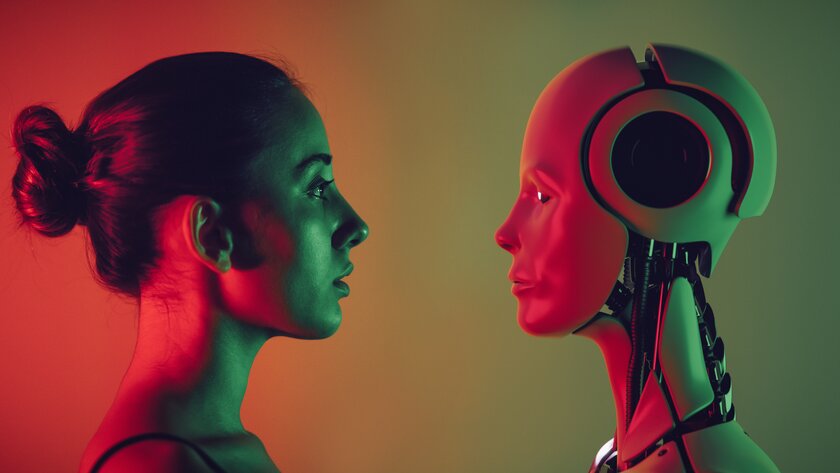 Roboter und junge Frau von Angesicht zu Angesicht.