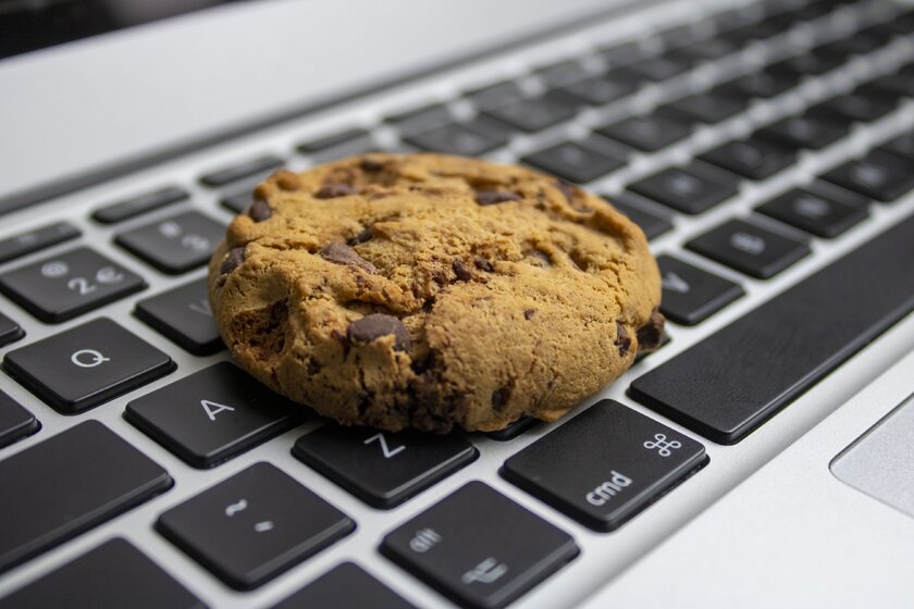 Cookie auf Computertastatur symbolhaft für Internet-Cookies.