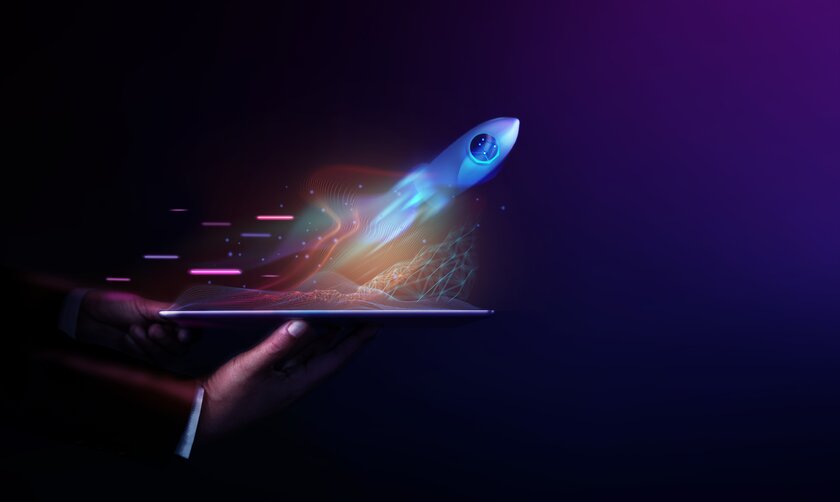 Futuristisches Konzeptfoto mit Raketenstart vom digitalen Tablet in den Weltraum. 