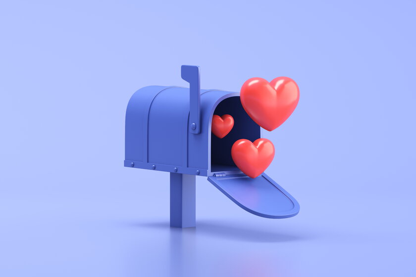 Herzen fliegen aus einem Vintage Briefkasten und symbolisieren Kundenbindung mit Whatsapp.