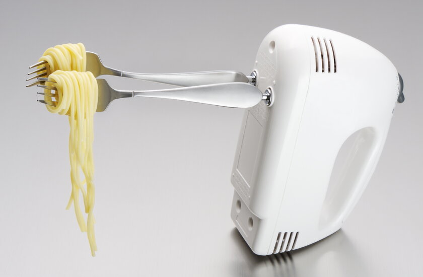 Rolling Spaghetti drehen sich um Handmixer.