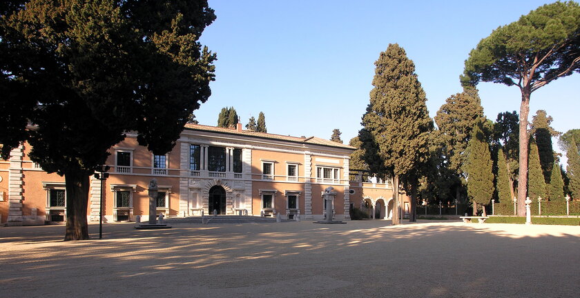 Blick aus dem Garten auf das Haupthaus der Villa Massimo in Rom.
