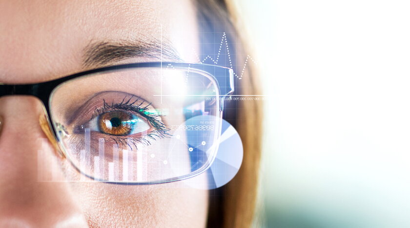 Nahaufnahme des Auges mit smarter Brille umgeben von Unternehmensstatistik.