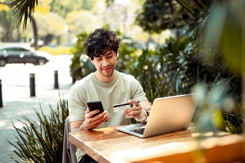 Junger Mann beim Online-Shopping