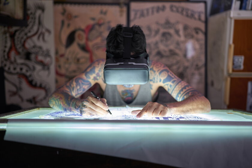 Tattoo Kuenstler nutzt Virtual-Reality-Brille, um Tattoo-Design und Farben im Voraus zu visualisieren.