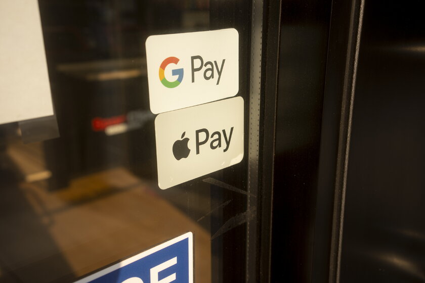 Image Google Pay meets Apple Pay Store door with the icons for Google Pay and Apple Pay.
